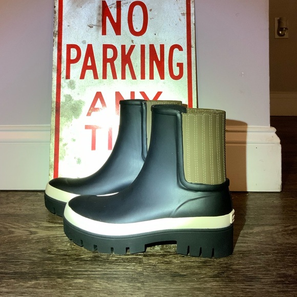 Tory Burch Hurricane Block Heel Rubber Boot Size 7 fits like 8 Never Worn - Picture 4 of 6